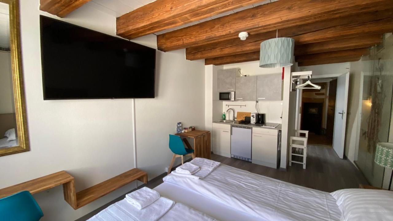Aux Chambres Du Banneret Neuchâtel Eksteriør bilde