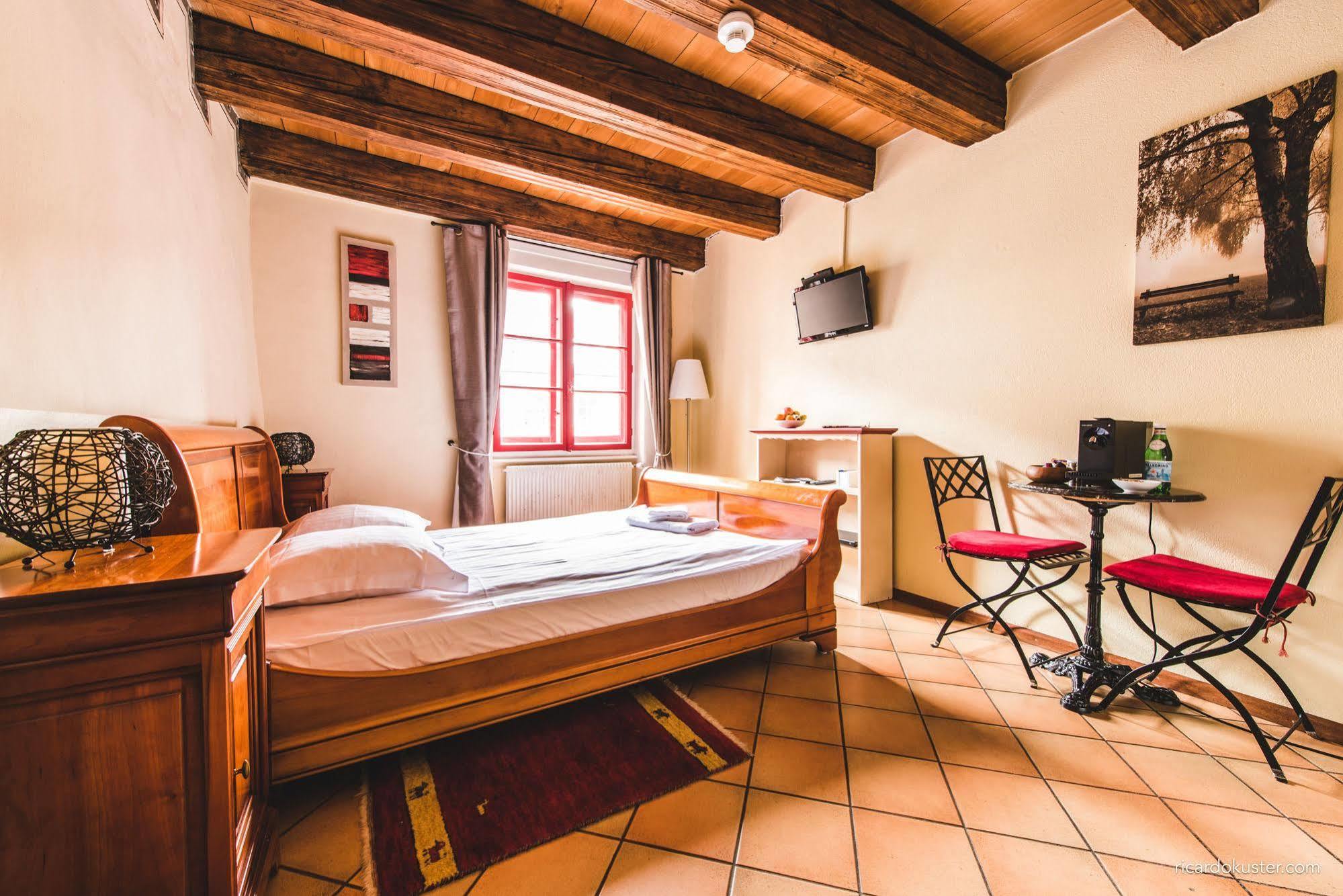 Aux Chambres Du Banneret Neuchâtel Eksteriør bilde