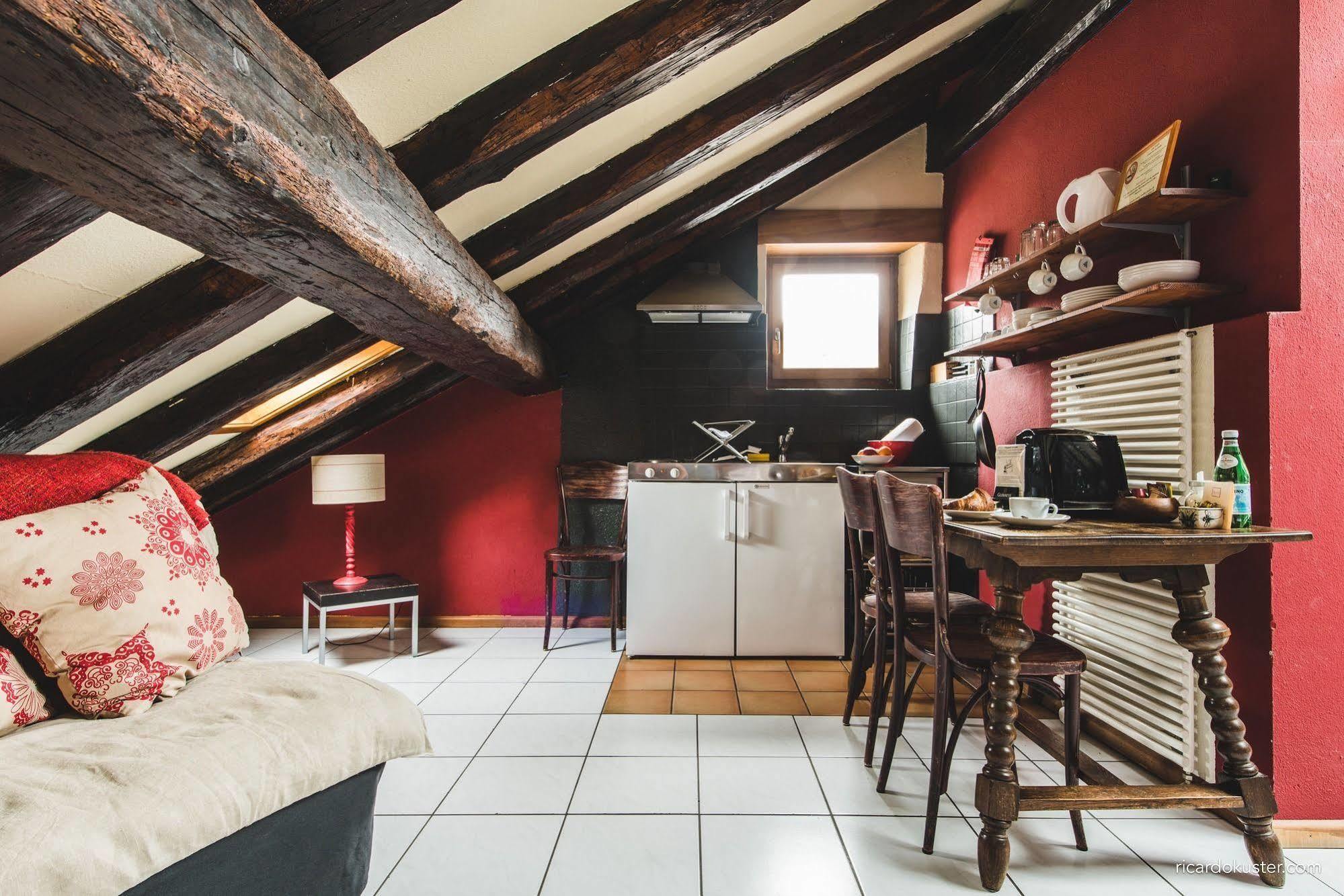 Aux Chambres Du Banneret Neuchâtel Eksteriør bilde