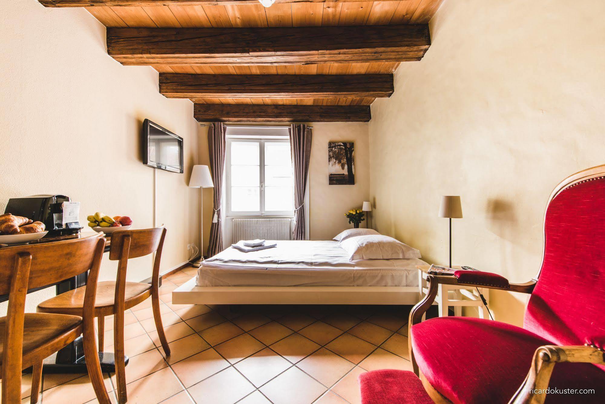 Aux Chambres Du Banneret Neuchâtel Eksteriør bilde