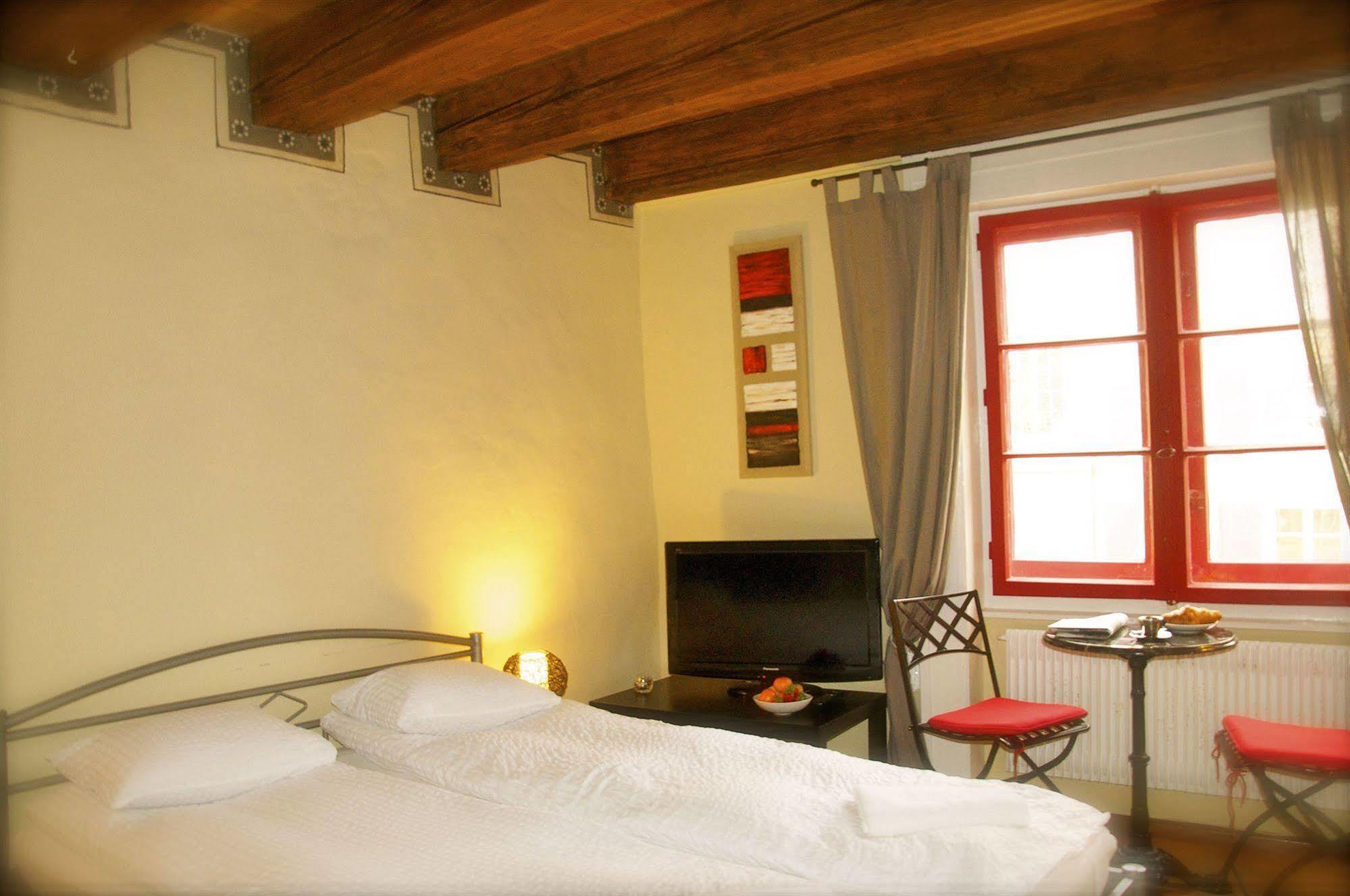 Aux Chambres Du Banneret Neuchâtel Eksteriør bilde
